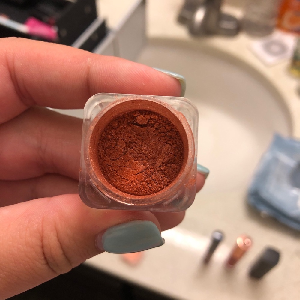 eyeshadow - Picture 2 of 2